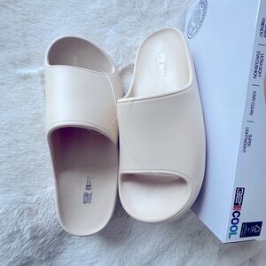 NWT Unisex Cushion Slide Sandals